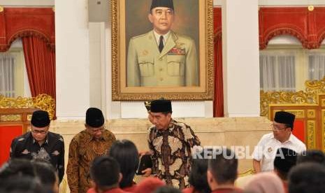 Presiden Joko Widodo (kedua kanan) didampingi Mensesneg Pratikno (kanan), Ketua Umum PP Muhammadiyah Haedar Nashir (kedua kiri) dan Ketua PP Muhammadiyah Hajriyanto Y Tohari (kiri) bersiap memberikan sambutan ketika menutup Muktamar Ikatan Mahasiswa Muhammadiyah (IMM) di Istana Negara, Jakarta, Senin (6/8).