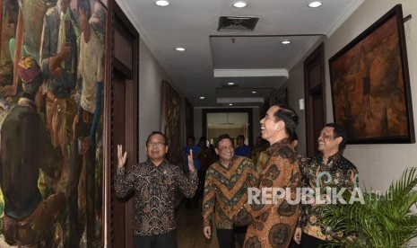 Presiden Joko Widodo (kedua kanan) didampingi Mensesneg Pratikno (kiri), Staf Khusus Mensesneg Sukardi Rinakit (kanan) dan Sekretaris Pribadi Presiden Anggit Noegroho (kedua kiri) mengamati lukisan saat meninjau Kantor Kementerian Sekretariat Negara di Kompleks Istana Kepresidenan, Jakarta, beberapa waktu lalu.