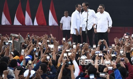 Presiden Joko Widodo (kedua kanan) didampingi Mensesneg Pratikno (kiri), Menteri Perhubungan Budi Karya Sumadi (kedua kiri) dan Dirut Pelindo II Elvyn G Masassya (kanan) menghadiri Deklarasi Pengemudi Truk sebagai Pelopor Keselamatan di Jakarta International Container Terminal, Jakarta, Ahad (17/3/2019). 