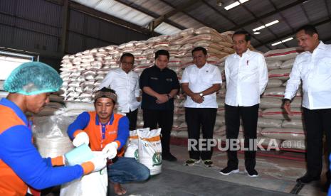 Presiden Joko Widodo (kedua kanan) didampingi Menteri BUMN Erick Thohir (kedua kiri), Mensesneg Pratikno (kiri), Dirut Perum Bulog Budi Waseso (kanan) dan Kepala Badan Pangan Nasional Arief Prasetyo Adi (tengah) melihat pengemasan beras di Gudang Bulog Dramaga, Kabupaten Bogor, Jawa Barat, Senin (11/9/2023). Presiden Jokowi meminjau persediaan beras dan proses penyaluran bantuan pangan cadangan beras pemerintah kepada keluarga penerima manfaat. 