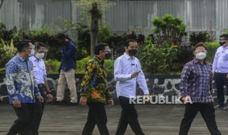  Presiden Joko Widodo (kedua kanan) didampingi Menteri Kesehatan Budi Gunadi Sadikin (kanan), Gubernur Jawa barat Ridwan Kamil (kiri) dan Wali Kota Bogor Bima Arya usai meninjau pelaksanaan vaksinasi Covid-19 di Stasiun Bogor, Jawa Barat, Kamis (17/6).