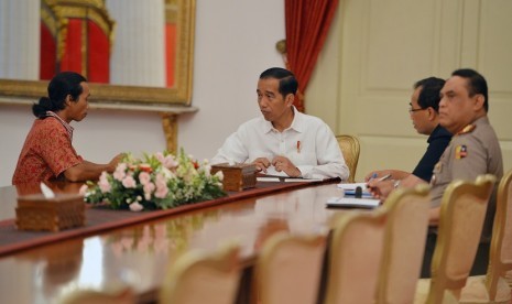 Presiden Joko Widodo (kedua kanan) didampingi Menteri Perhubungan Budi Karya Sumadi (kedua kanan) dan Wakapolri Komjen Pol Syafruddin menerima seorang sopir truk Agus Yuda yang berjalan kaki dari Mojokerto menuju Jakarta di Istana Negara, Jakarta, Selasa (8/5). Aksi jalan kaki yang dilakukan selama 26 hari tersebtu untuk menyampaikan apsirasi sopir truk terkait premanisme dan pungli. 