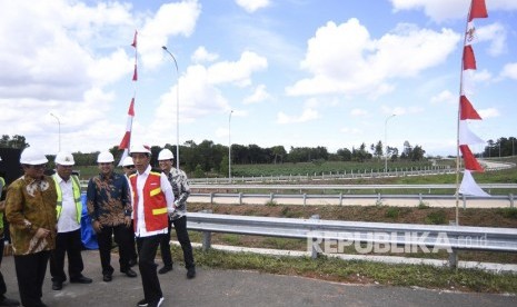 Presiden Joko Widodo (kedua kanan) didampingi Menteri PUPR Basuki Hadimuljono (kedua kiri), Seskab Pramono Anung (kiri), Gubernur Lampung Ridho Ficardo (ketiga kiri) dan Anggota DPR Aziz Syamsuddin (kanan) meninjau perkembangan pembangunan Tol Bakauheni-Palembang di Lampung, Jumat (23/11/2018).