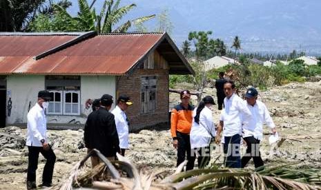 Presiden Joko Widodo (kedua kanan) didampingi sejumlah menteri kabinet kerja mengunjungi lokasi yang rusak akibat gempa di kawasan Petobo, Palu, Sulawesi Tengah, Rabu (3/10). 