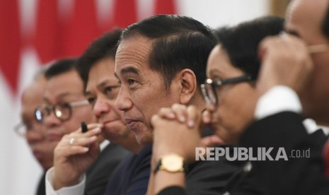 Presiden Joko Widodo (kedua kanan) didampingi sejumlah menteri Kabinet Indonesia Maju menerima delegasi Asosiasi Indonesia-Jepang (JAPINDA) yang dipimpin mantan Perdana Menteri Jepang Fukuda Yasuo (kiri) di Istana Merdeka Jakarta, Rabu (20/11/2019).