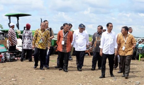  Presiden Joko Widodo  didampingi Sekretaris Kabinet Pramono Anung , Menteri PUPR Basoeki Hadi Moeljono, Gubernur BI Agus Martowardojo , Mendag Thomas Lembong dan Mendes PDTT Marwan Jafar menghadiri peluncuran program Sinergi Aksi untuk Ekonomi Rakyat di Desa Larangan, Brebes (11/4).