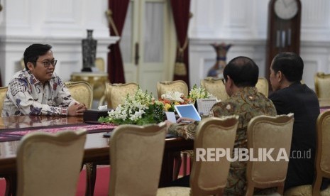 Presiden Joko Widodo (kedua kanan) didampingi Seskab Pramono Anung (kanan) menerima pendiri sekaligus CEO Bukalapak.com Achmad Zaky (kiri) di Istana Merdeka, Jakarta, Sabtu (16/2/2019). 