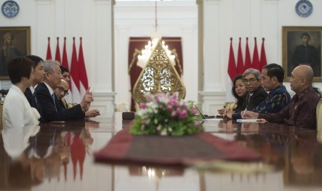 Presiden Joko Widodo (kedua kanan) didampingi Wakil Menteri Luar Negeri Abdurrahman Mohammad Fachir (ketiga kanan) menerima Wakil Perdana Menteri Singapura Teo Chee Hean (ketiga kiri) di Istana Merdeka, Jakarta, Jumat (11/8). 