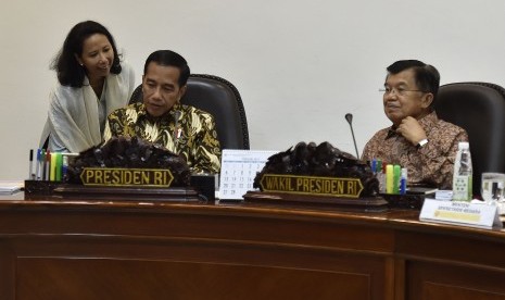 Presiden Joko Widodo (kedua kanan) didampingi Wakil Presiden Jusuf Kalla (kanan) berbincang dengan Menteri BUMN Rini Soemarno (kedua kiri) sebelum memimpin rapat terbatas terkait evaluasi pelaksanaan proyek strategis nasional dan program prioritas Provinsi