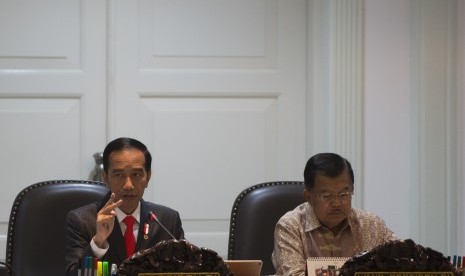 Presiden Joko Widodo (kedua kanan) didampingi Wakil Presiden Jusuf Kalla memimpin rapat terbatas yang membahas kebijakan pemerataan ekonomi (ilustrasi)