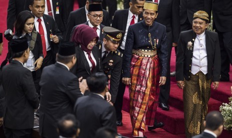 Presiden Joko Widodo (kedua kanan) didampingi Wakil Presiden Jusuf Kalla (kanan) dan Ketua MPR Zulkifli Hasan (kedua kiri) berjalan seusai menghadiri Sidang Tahunan MPR Tahun 2017 di Kompleks Parlemen, Senayan, Jakarta, Rabu (16/8).