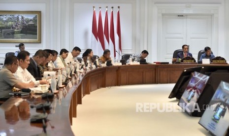 Presiden Joko Widodo (kedua kanan) didampingi Wakil Presiden Jusuf Kalla (kanan) memimpin rapat terbatas tentang penataan Tenaga Kerja Asing (TKA) di Kantor Presiden, Jakarta, Selasa (6/3).