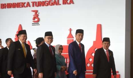 Presiden Joko Widodo (kedua kanan) didampingi Wakil Presiden Jusuf Kalla (kanan), Ketua MPR Zulkifli Hasan (kedua kiri) dan Ketua DPR Bambang Soesatyo (kiri) bergegas untuk menghadiri Sidang Tahunan MPR, di Kompleks Parlemen, Senayan, Jakarta, Kamis (16/8).