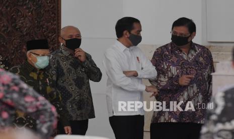 Presiden Joko Widodo (kedua kanan) didampingi Wakil Presiden Ma