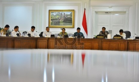 Presiden Joko Widodo (kedua kanan) didampingi Wapres Jusuf Kalla (kanan) bersama memimpin rapat terbatas bersama sejumlah Menteri Kabinet Kerja di Kantor Presiden Jakarta, Selasa (10/2).