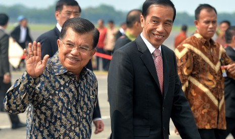 Presiden Joko Widodo (kedua kanan) didampingi Wapres Jusuf Kalla (kiri) berjalan menuju ruang VVIP setibanya di Bandara Internasional  Halim Perdanakusuma, Jakarta, Jumat (19/2) 