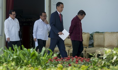 Presiden Joko Widodo (kedua kanan) didampingi Wapres Jusuf Kalla (kanan), Mensesneg Pratikno (kedua kiri) dan Seskab Pramono Anung (kiri) berjalan menuju podium untuk memberikan keterangan pers di Istana Merdeka, Jakarta, Rabu (27/7).