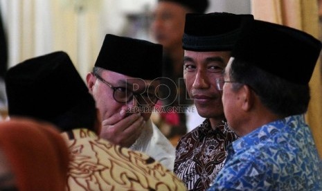 Presiden Joko Widodo (kedua kanan) Ketua MPR Zulkifli Hasan (kedua kiri), Wapres Jusuf Kalla (kanan) berbincang saat mengelar buka bersama pimpinan lembaga negara di Rumah Dinas Widya Chandra, Jakarta, Senin (22/6).  (Republika/Tahta Aidilla)