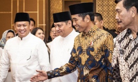 Presiden Joko Widodo (kedua kanan), Ketua Umum DPP Partai Golkar Airlangga Hartarto (kedua kiri), Ketua DPR Bambang Soesatyo (kiri), dan Menteri Koordinator Bidang Kemaritiman Luhut Binsar Pandjaitan (kanan) berbincang saat menghadiri acara Buka Puasa Bersama Partai Golkar, di Jakarta, Minggu (19/5/2019). Kegiatan tersebut mengangkat tema Menjemput Kemenangan Ramadhan. 