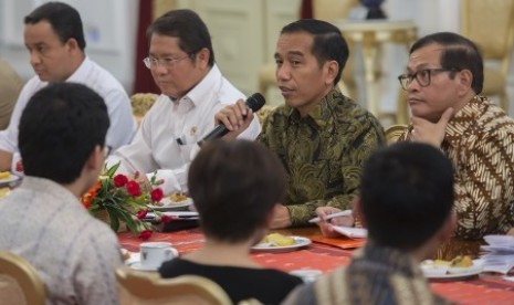 Presiden Joko Widodo (kedua kanan) melakukan pertemuan dengan para direktur program stasiun televisi swasta dan negeri di Istana Merdeka, Jakarta, Jumat (21/8). 