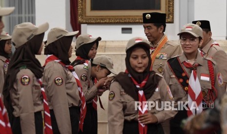 Presiden Joko Widodo (kedua kanan) melepas Kontingen Gerakan Pramuka Indonesia menuju Jambore Pramuka Dunia XXIV di Istana Negara, Jakarta, Jumat (19/7/2019). 