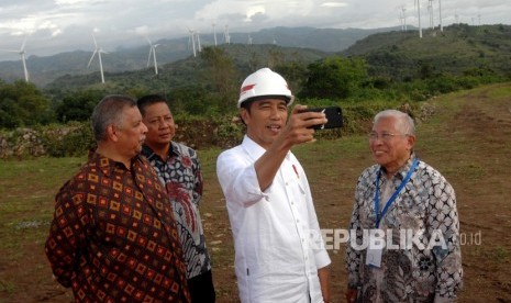 Presiden Joko Widodo (kedua kanan) membuat video vlog didampingi Direktur Utama PLN Sofyan Basyir (kiri), Presiden Direktur PT Binatek Energi Terbarukan Erwin Yahya (kanan) dan Bupati Sidrap Rusdi Masse (kedua kiri) saat peresmian Pembangkit Listirk Tenaga Bayu (PLTB) di Desa Mattirotasi, Kabupaten Sidrap, Sulawesi Selatan, Senin (2/7).