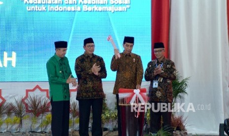 Presiden Joko Widodo (kedua kanan) memukul tifa didampingi Gubernur Maluku Said Assagaf, Menteri Agama Lukman Hakim Saifuddin, dan Ketua Umum PP Muhammadiya (dari kiri) membuka Tanwir Muhammadiyah di Islamic Center Ambon, Maluku, Jumat (23/2).