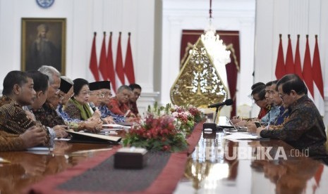 Presiden Joko Widodo (kedua kanan) menerima Ketua Dewan Pengarah Badan Pembinaan Ideologi Pancasila (BPIP) Megawati Soekarnoputri (keenam kiri) bersama anggota BPIP di Istana Merdeka, Jakarta, Kamis (22/3). 