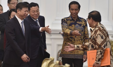 Presiden Joko Widodo (kedua kanan) menerima kunjungan delegasi Menteri Departemen Internasional Komite Sentral Partai Komunis China Xong Tao (kiri) di Istana Merdeka, Jakarta, Rabu (13/4). 