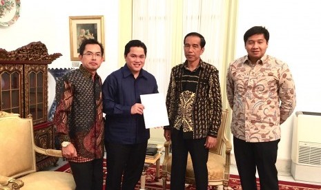 Presiden Joko Widodo (kedua kanan) menerima perwakilan panitia turnamen Piala Presiden yaitu Maruarar Sirait (kanan), Erick Thohir (kedua kiri) dan perwakilan Price Waterhouse Coopers Luk Budiyanto di Istana Negara, Selasa (5/1).