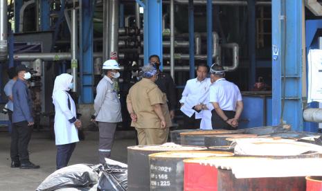 Presiden Joko Widodo (kedua kanan) meninjau pabrik Aspal Buton di Kecamatan Lawele, Kabupaten Buton, Sulawesi Tenggara, Selasa (27/9/2022). Presiden mengecek pengembangan industri pengolahan aspal di Kabupaten Buton dan menargerkan dua tahun ke depan seluruh kebutuhan aspal secara nasional bersumber dari Pulau Buton. 