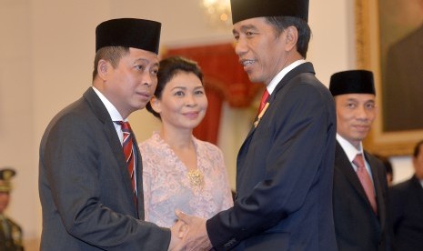 Presiden Joko Widodo (kedua kanan) menyalami Menteri ESDM Ignasius Jonan (kiri) dan Wamen ESDM Arcandra Tahar (kanan) seusai upacara pelantikan di Istana Negara, Jakarta, Jumat (14/10).