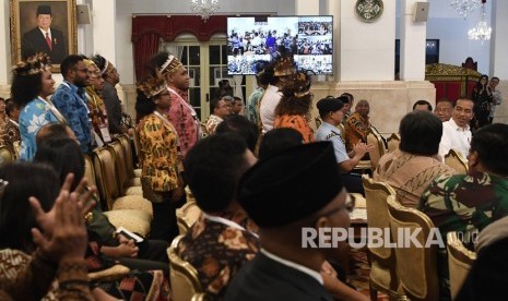 Presiden Joko Widodo (kedua kanan) menyapa perwakilan masyarakat Papua di sela-sela peresmian pengoperasian Palapa Ring di Istana Negara, Jakarta, Senin (14/10/2019).