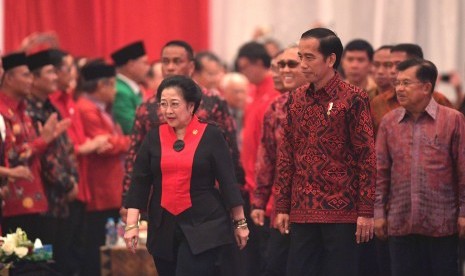 Presiden Joko Widodo (kedua kanan), Wapres Jusuf Kalla (kanan) dan Ketua Umum PDI Perjuangan Megawati Soekarnoputri (ketiga kanan) berjalan menuju ruang acara Perayaan Hari Ulang Tahun (HUT) ke-44 PDI Perjuangan di JCC, Senayan, Jakarta, Selasa (10/1).