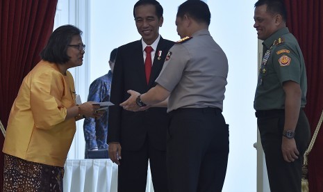 Presiden Joko Widodo (kedua kiri) berbincang bersama Panglima TNI Jenderal TNI Gatot Nurmantyo (kanan), Kapolri Jenderal Pol Tito Karnavian (kedua kanan) dan Ketua Persekutuan Gereja Indonesia Henriette T. Hutabarat (kiri) usai pertemuan dengan tokoh lintas agama (Ilustrasi)