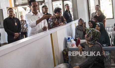 Presiden Joko Widodo (kedua kiri) berbincang dengan keluarga dan pasien saat kunjungan kerja ke Rumah Sakit Hasan Sadikin (RSHS) di Bandung, Jawa Barat, Kamis (22/2). 