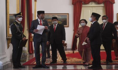 Presiden Joko Widodo (kedua kiri) berbincang dengan Ketua Umum PDIP Megawati Sukarnoputri (ketiga kanan), Mensesneg Pratikno (kedua kanan), Seskab Pramono Anung (ketiga kiri) dan Sekjen PDIP Hasto Kristiyanto (kanan) usai upacara pelantikan menteri dan wakil menteri Kabinet Indonesia Maju sisa masa jabatan periode 2019-2024 di Istana Negara, Rabu (15/6/2022). Presiden Joko Widodo secara resmi melantik Menteri Perdagangan Zulkifli Hasan, Menteri ATR/BPN Hadi Tjahjanto, Wamen ATR Raja Juli Antoni, Wamendagri John Wempi Watipo dan Wamenaker Afriansyah Noor. 