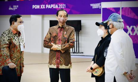  Presiden Joko Widodo (kedua kiri) berbincang dengan Ketua DPR Puan Maharani (kedua kanan), Menteri Pertahanan Prabowo Subianto (kiri) dan Menteri PUPR Basuki Hadimuljono (kanan) saat meninjau Istora Papua Bangkit di Kampung Harapan, Distrik Sentani Timur, Kabupaten Jayapura, Papua, Sabtu (2/10/2021). Selain meresmikan Istora Papua Bangkit, Presiden Joko Widodo juga meresmikan sejumlah arena Pekan Olahraga Nasional (PON) Papua