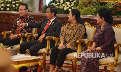 Presiden Joko Widodo (kedua kiri), berbincang dengan Menko Bidang Pembangunan Manusia dan Kebudayaan Puan Maharani (kedua kanan), Menteri Kesehatan Nila F Moeloek dan Direktur Utama Badan Penyelenggara Jaminan Sosial (BPJS) Kesehatan Fahmi Idris ketika menerima pengguna manfaat Jaminan Kesehatan Nasional-Kartu Indonesia Sehat (JKN-KIS) di Istana Negara, Jakarta, Rabu (23/5).