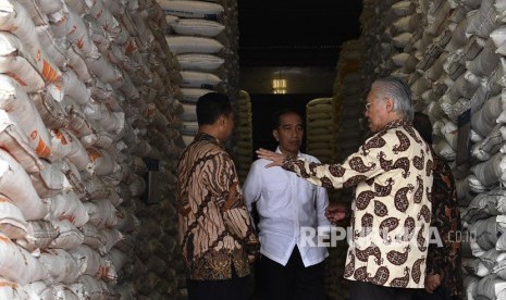 Presiden Joko Widodo (kedua kiri) berbincang dengan Menko Perekonomian Darmin Nasution (kanan), Menteri Perdagangan Enggartiasto Lukita (kedua kanan) dan Kepala Bulog Budi Waseso (kiri) saat mengecek stok beras di Kompleks Pergudangan Bulog, Jakarta, Kamis (10/1/2019).