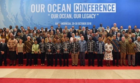 Presiden Joko Widodo (kedua kiri) berbincang dengan Presiden Palau Tommy Remengesau (kiri) disaksikan Mensesneg Pratikno (kedua kanan) dan Menko Kemaritiman Luhut Binsar Pandjaitan saat mengadakan pertemuan bilateral di sela kegiatan Our Ocean Conference 2018 di Nusa Dua, Bali, Senin (29/10/2018). 