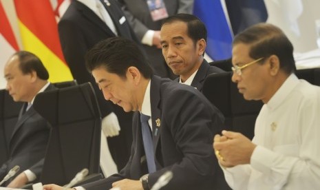 Presiden Joko Widodo (kedua kiri) berdiskusi dengan Perdana Menteri Jepang Shinzo Abe (kedua kanan) saat pertemuan KTT G-7 Outreach Sesi I di Ise-Shima, Jepang, Jumat (27/5). 