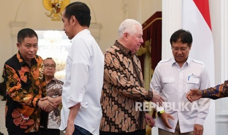 Presiden Joko Widodo (kedua kiri) berjabat tangan dengan Menteri ESDM Ignasius Jonan (kiri) disaksikan CEO Freeport McMoRan Richard Adkerson (media kanan) dan Direktur Utama PT Indonesia Asahan Alumunium (Inalum) Budi Gunadi Sadikin seusai memberikan keterangan terkait pelunasan divestasi PT Freeport Indonesia di Istana Merdeka, Jakarta, Jumat (21/12/2018).