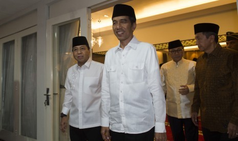 Presiden Joko Widodo (kedua kiri) berjalan bersama Ketua DPR Setya Novanto (kiri) diikuti Ketua MPR Zulkifli Hasan (kedua kanan) dan Ketua BPK Moermahadi Soerja Djanegara (kanan) menghadiri acara buka puasa bersama di kompleks Widya Chandra, Jakarta, Senin (5/6).