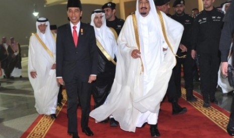 Presiden Joko Widodo (kedua kiri) berjalan bersama Raja Arab Saudi Salman bin Abdulaziz Al-Saud (kedua kanan) setibanya di Bandar Udara Internasional King Abdul Aziz, Jeddah, Kerajaan Arab Saudi, Jumat (11/9) malam. 