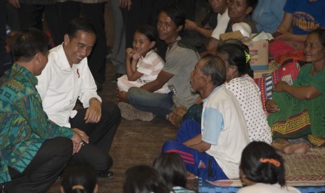 Presiden Joko Widodo (kedua kiri) bersama Bupati Klungkung I Nyoman Suwirta (kiri) berbincang dengan para pengungsi Gunung Agung di GOR Suwecapura, Klungkung, Bali, Selasa (26/9). 