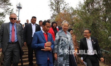 Presiden Joko Widodo (kedua kiri) bersama Chief Executive National Capital Authority Canberra Sally Barnes (kedua kanan) berjalan seusai melihat pusat kota Canberra dari Mount Ainslie, Canberra, Australia, Ahad (9/2/2020).