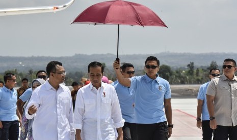 President Joko Widodo (second left) arrives at Lombok International Airport, Praya, Central Lombok, West Nusa Tenggara, Thursday (Oct 18). 