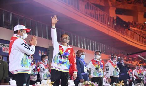 Presiden Joko Widodo (kedua kiri) bersama Ketua MPR Bambang Soesatyo (kiri), Menteri Pemuda dan Olahraga Zainudin Amali (keempat kiri), Gubernur Papua Lukas Enembe (ketiga kiri) dan Ketua Umum KONI Pusat Marciano Norman menghadiri Upacara Pembukaan PON Papua di Stadion Lukas Enembe, Kompleks Olahraga Kampung Harapan, Distrik Sentani Timur, Kabupaten Jayapura, Papua, Sabtu (2/10/2021). 