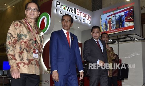 President Joko Widodo (second left) and Coordinating Minister of Maritime Affairs Luhut Panjaitan (right), ESDM Minister Ignasius Jonan (second right) and Indonesian Petroleum Association (IPA) President Ronald Gunawan (left) oversee the 42nd IPA Convention and Exhibition 2018 in Jakarta, Wednesday (May 2).